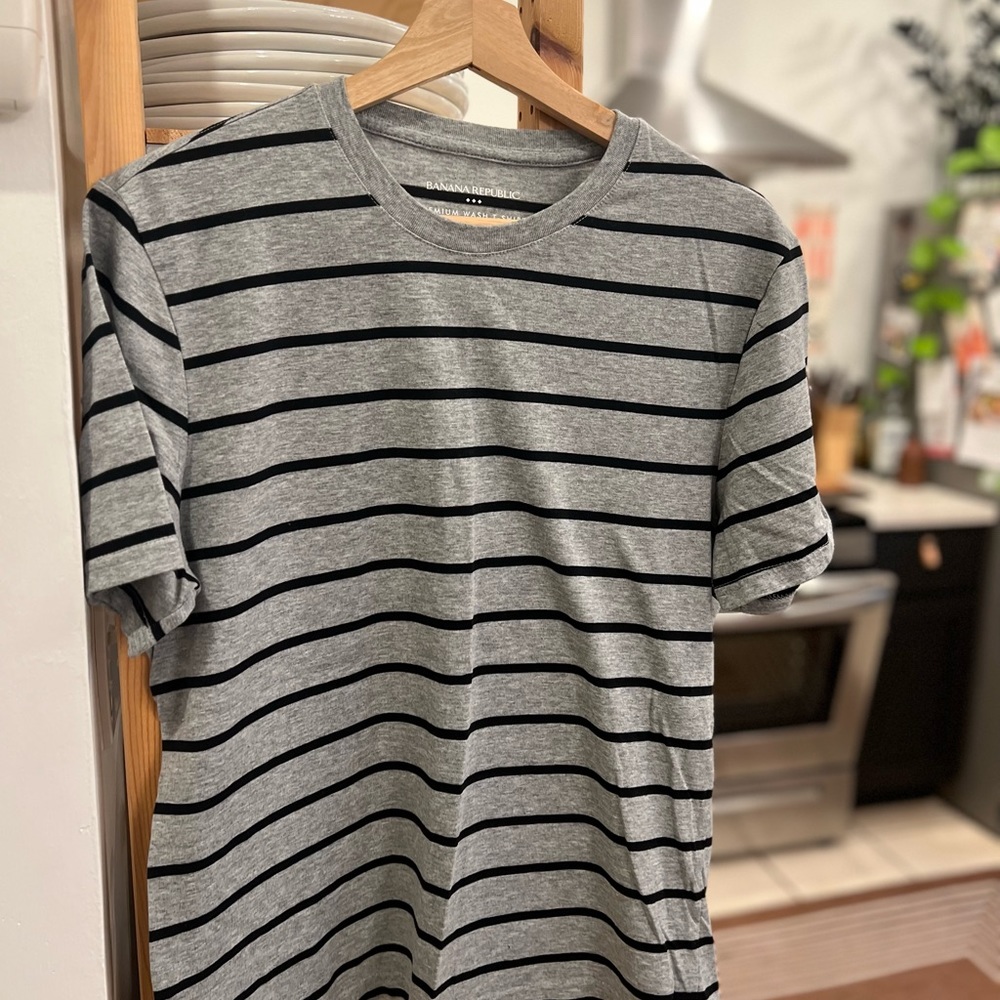 Banana Republic Men’s short sleeve medium stripe tee